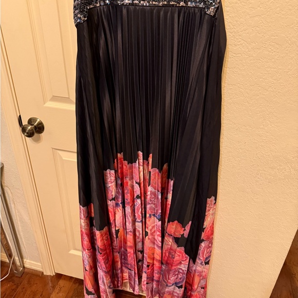 City Chic Black and Floral Maxi Dress - Picture 5 of 5